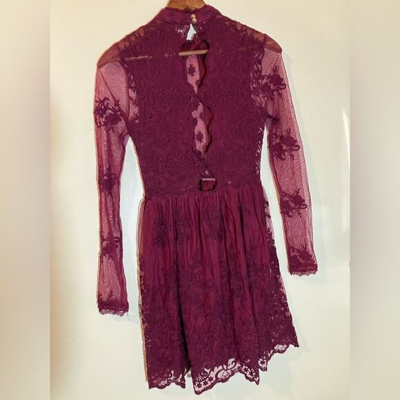 Forever 21 lace dress, excellent condition, size small - Picture 4 of 6